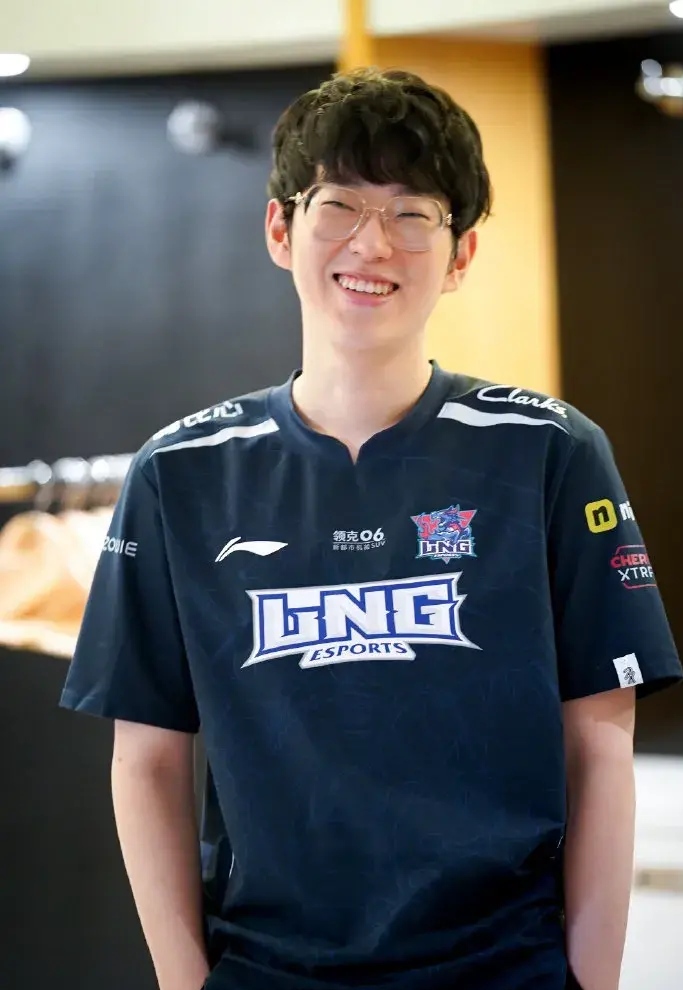 HKA力克JDG，Scout极限生还后反打峡谷大战四强赛，让粉丝疯狂欢呼